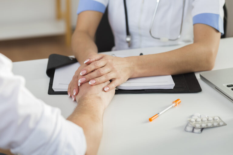 doctora-manos-mano-paciente